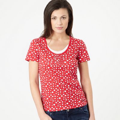 Red spot print scoop neck t-shirt