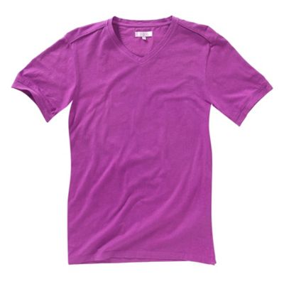 Dark pink basic v-neck t-shirt