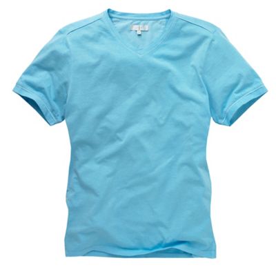 Light blue basic v-neck t-shirt