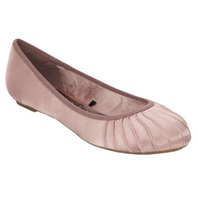 Pink pleated toe satin pumps