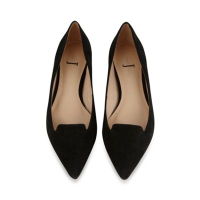 flat pointed pumps