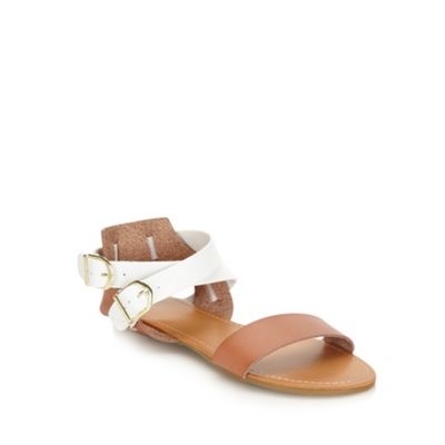 Tan cross over strap sandals                                                                                                    