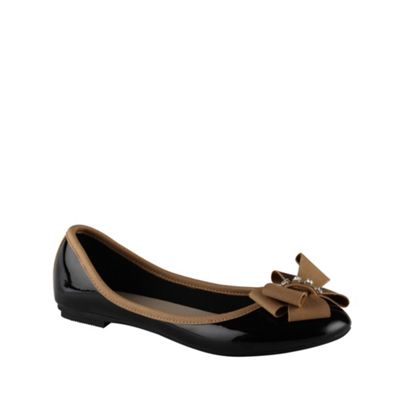 Black contrasting bow pumps