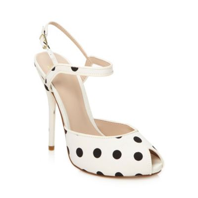 White high polka dot sandals                                                                                                    