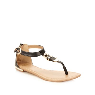 Black buckled strap sandals                                                                                                     