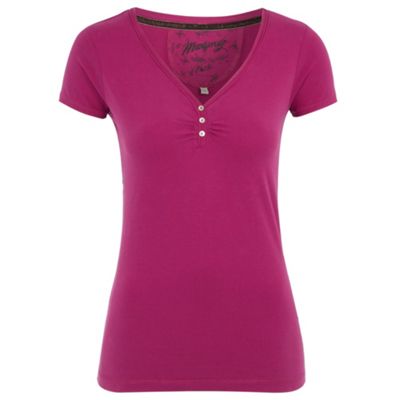 Dark pink y-neck t-shirt