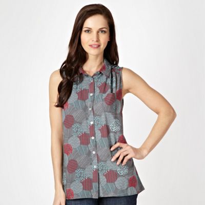 Dark grey sleeveless spotted shirt                                                                                              