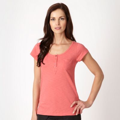 Dark pink textured crochet trimmed t-shirt