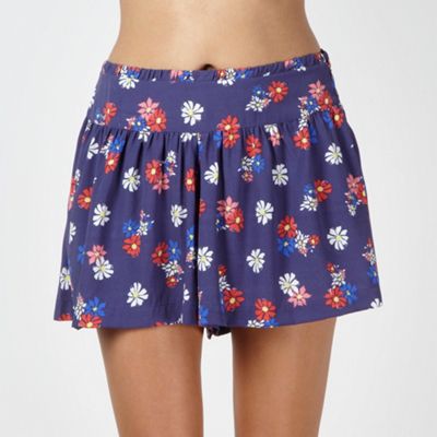 Navy daisy patterned shorts                                                                                                     