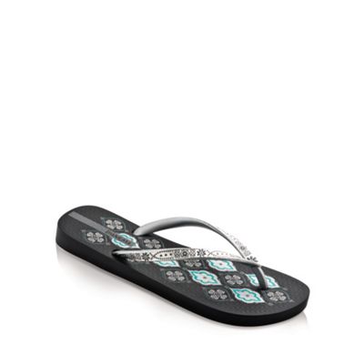 Black dotted strap flip flops