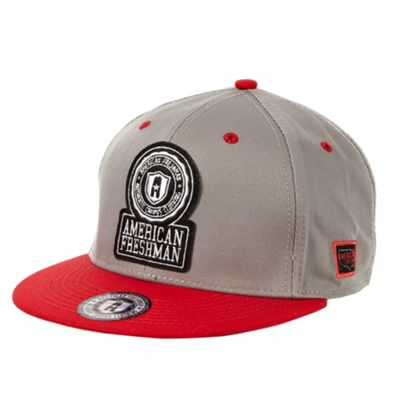 Red flat peak logo cap                                                                                                          