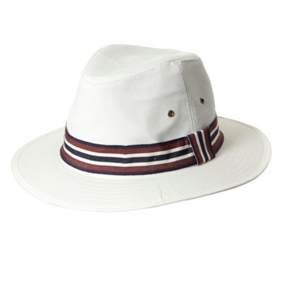 White cricket hat                                                                                                               
