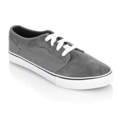 Grey suede skate trainers                                                                                                       