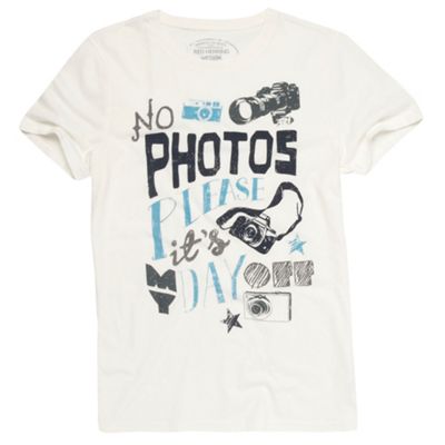 Red Herring Off white No photos please t-shirt