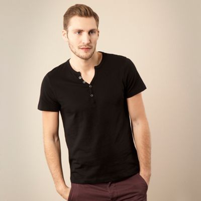 Black notch neck t-shirt