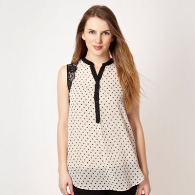 Black spotted sleeveless shirt                                                                                                  