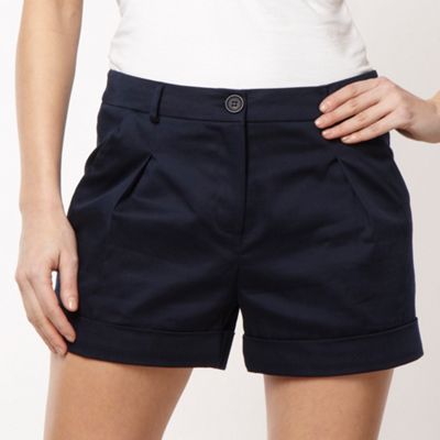 Navy pleated sateen shorts                                                                                                      