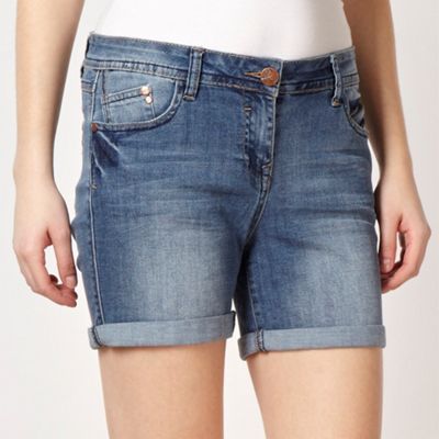 Blue denim shorts                                                                                                               