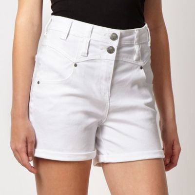 White high waisted shorts                                                                                                       