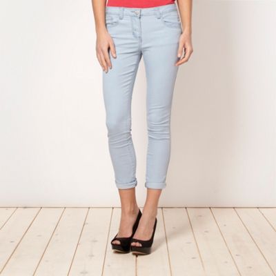 Light blue cropped jeans                                                                                                        