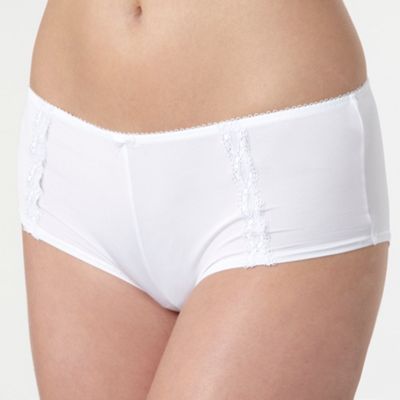 White lace trim shorts                                                                                                          