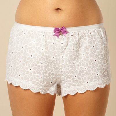 White broderie shorts                                                                                                           