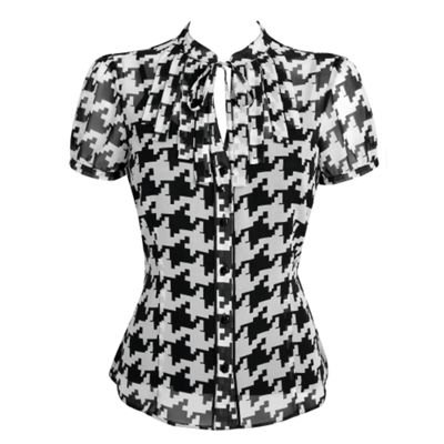 Black dog tooth print blouse