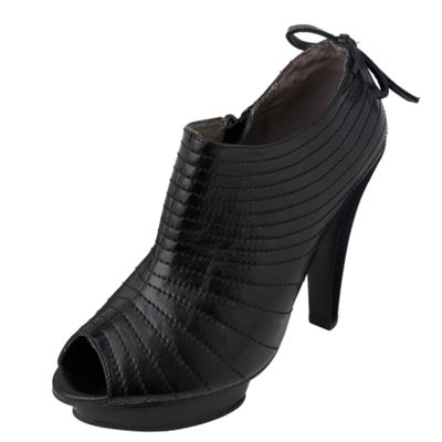 Black stitch detail shu boots