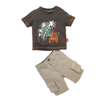 Brown surf t-shirt and shorts