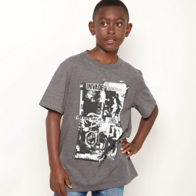 Boys dark grey crew neck graphic tee                                                                                            