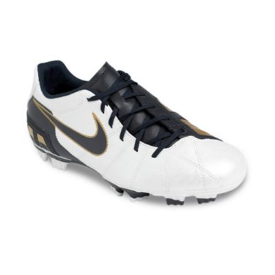 White Total 90 shoot football boots