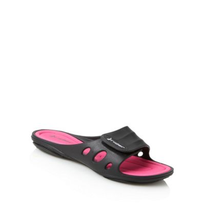 Black keyhole flip flops                                                                                                        