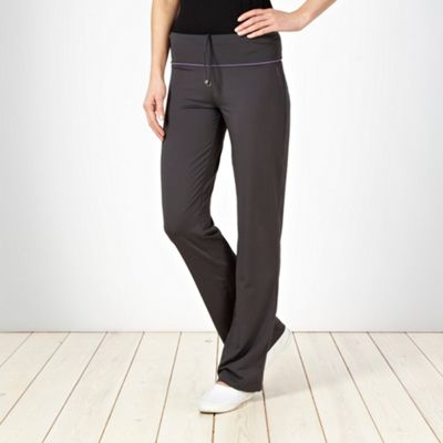 Dark grey jogging bottoms                                                                                                       