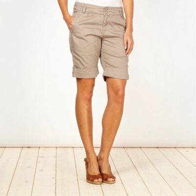 Beige turn back shorts                                                                                                          