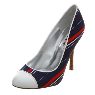 Stripe patterned round toe court