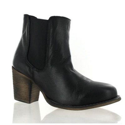 Black leather heeled Chelsea boot