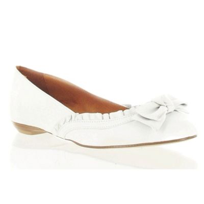 White bow detail leather pumps