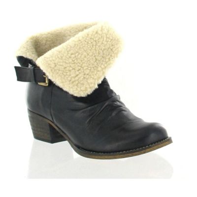 Black leather ankle boot with faux shearling cuff