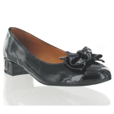 Black patent court with double bow detail