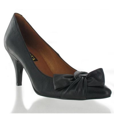 Black leather pointed court