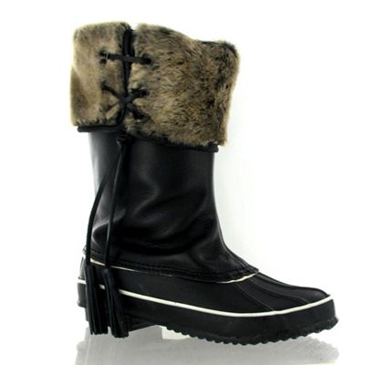 Black leather snow boot with shearling lining