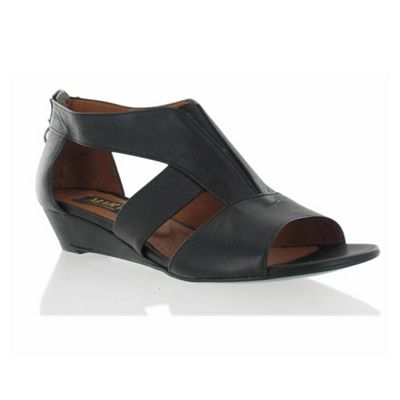 Black gusset detail leather sandals