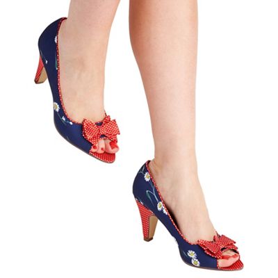 joe brown canvas pumps