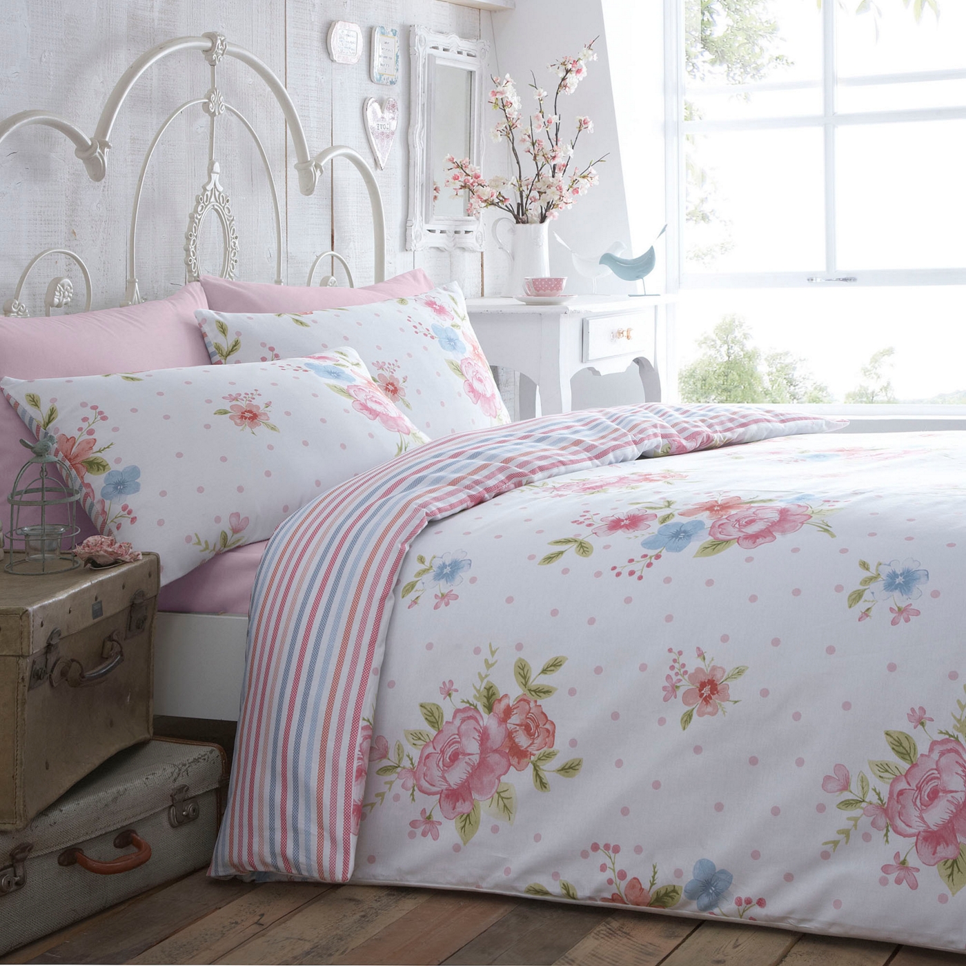 At home with Ashley Thomas Ashley Thomas white Vintage Rose bedding set