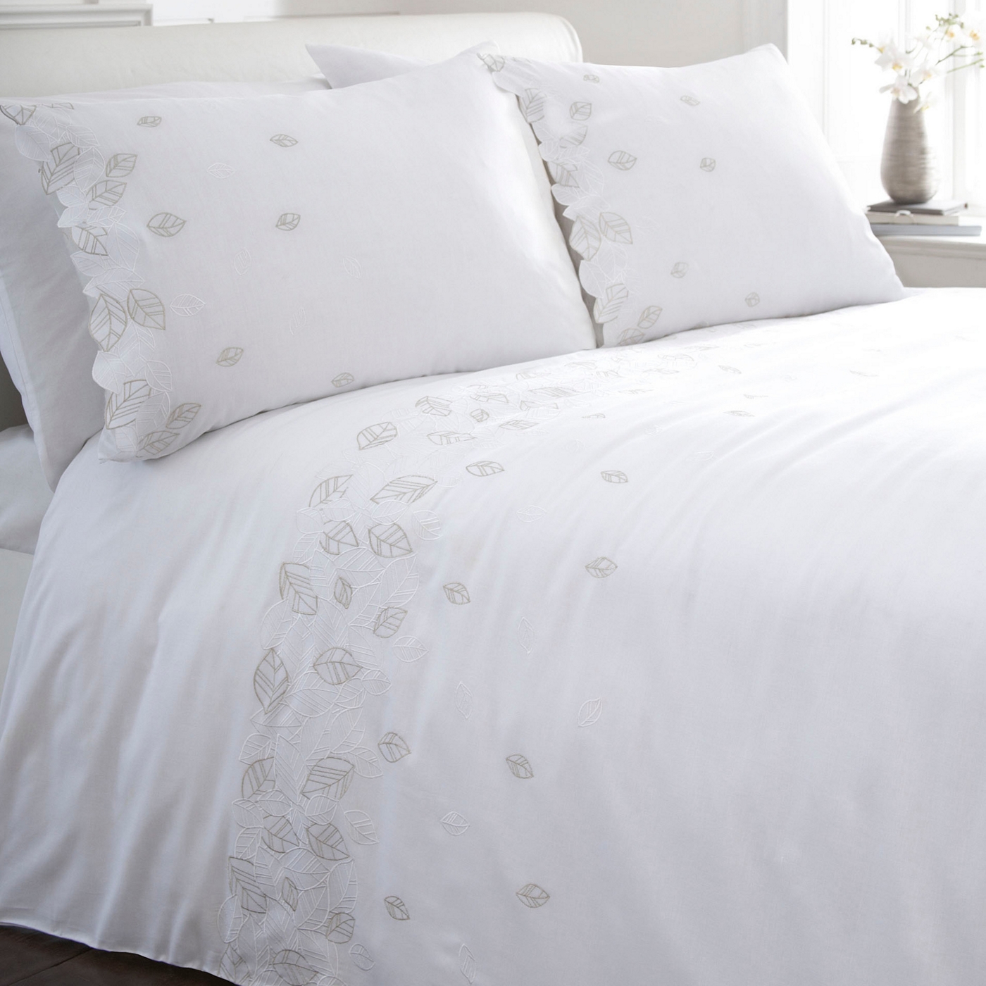 White & silver Laska bedding set